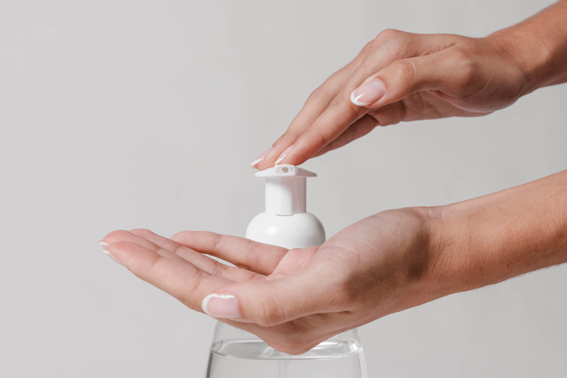 Mulher lavando as mãos com sabonete